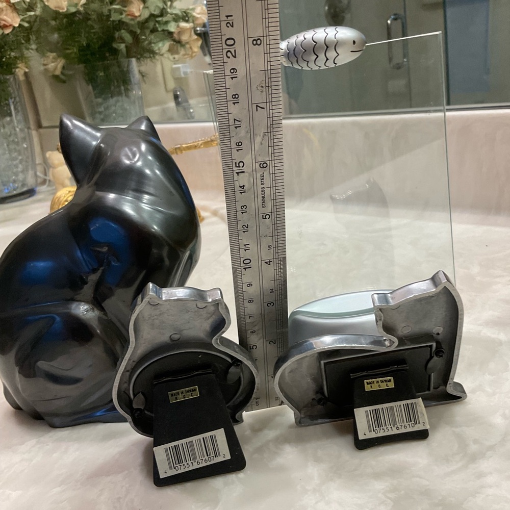 Cat Decor Lot of 4 items, 2 silver and 1 glass photo frames, one black statue - Picture 8 of 11